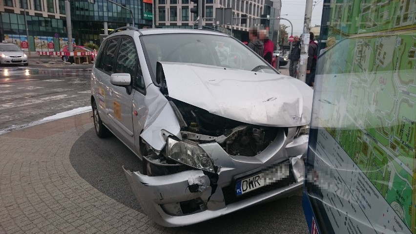 Wrocław: Wypadek na Swobodnej. Ford po zderzeniu na boku (ZDJĘCIA)