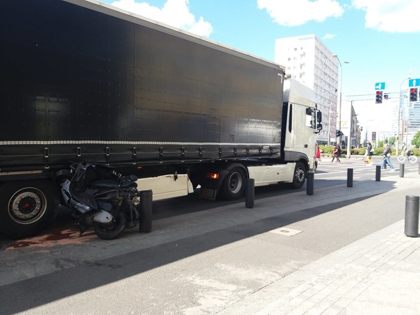 Wypadek w centrum Szczecina. Motocykl wpadł pod ciężarówkę