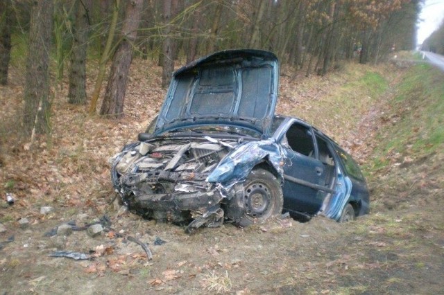 Ford wpadł do rowu i uderzył w przepust wodny.