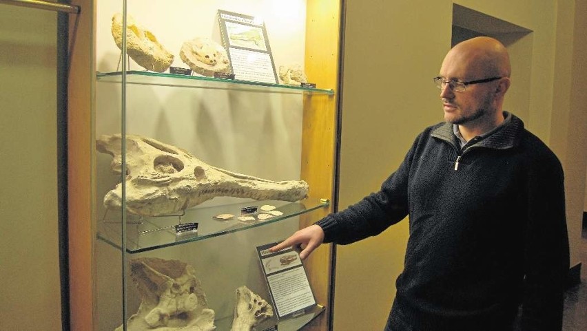 Marek Łodziński przy wystawie skamieniałości w gmachu...