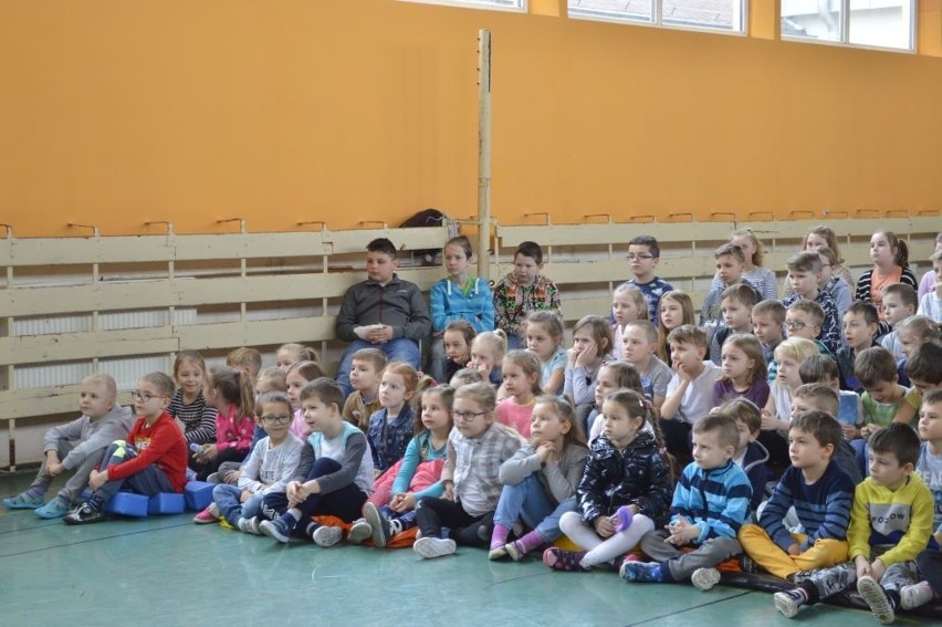Kapela góralska wystąpiła w szkole w Pawłowie. Były wspólne śpiewy i tańce