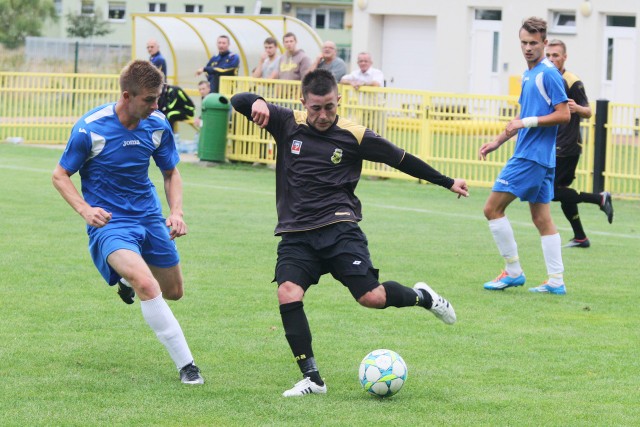 Piłkarze Kłosa Pełczyce (niebieskie stroje) pokonali Jezioraka Załom na jego boisku 1:0.