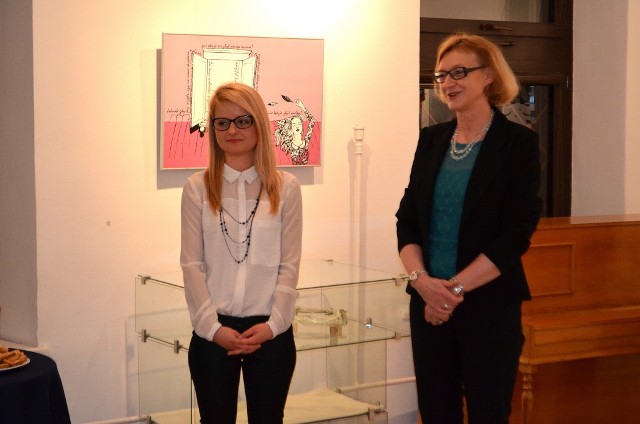 Wystawę otworzyła Anna Skubisz - Szymaanowska, dyrektor MBP.Autorka z lewej.