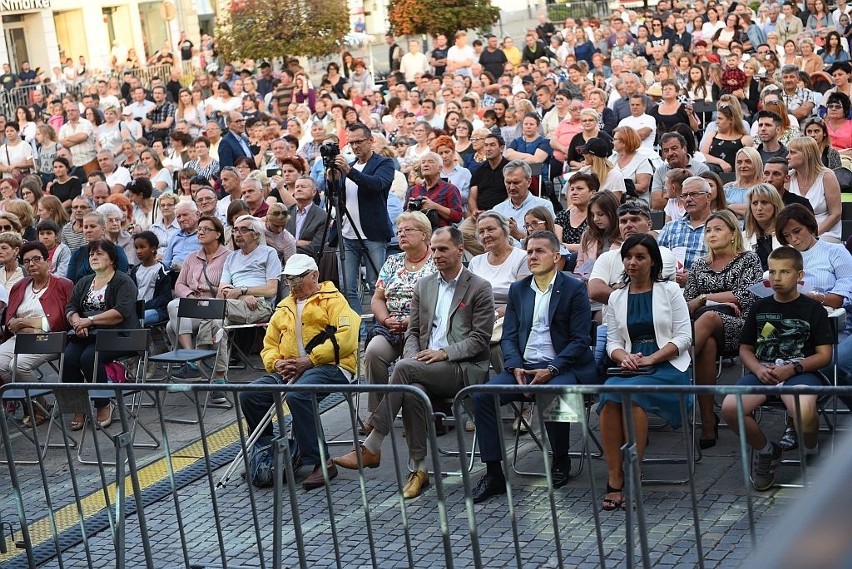 Nowy Sącz. Imieniny Miasta z gwiazdami: Kasia Moś, Wojtek Cugowski, Beata Rybotycka, Konrad Imiela i inni na sądeckim Rynku [ZDJĘCIA]