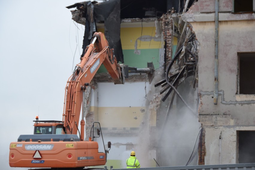 Burzenie szpitala przy ul. Staszica w Lublinie. Zobacz, jak część charakterystycznego budynku obraca się w gruz
