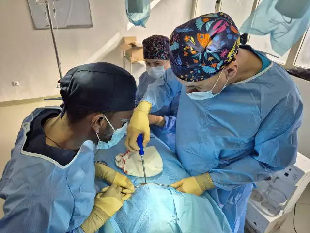 W ramach misji medycznej „Polish Medical Team - Helping Hand” w Etiopii neurochirurdzy z Bydgoszczy i regionu przeprowadzili 20 operacji. Swoją wiedzą dzielili się też z medykami z Etiopii.