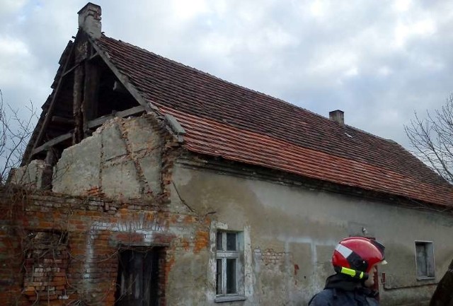 W Łukowicach Brzeskich runął fragment  ściany szczytowej budynku.