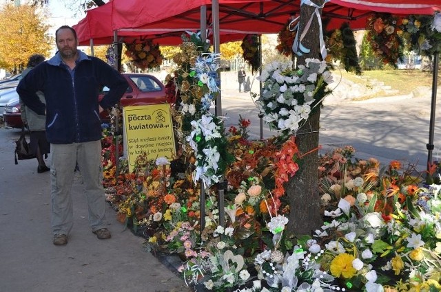 - W tym roku na tarnobrzeskim rynku nie ma prawie w ogóle chryzantem, a mieszkańcy naszego miasta kupują przede wszystkim sztuczne kwiaty, które są znacznie bardziej praktyczne - mówi Mirosław Lenart z tarnobrzeskiej kwiaciarni Kaktusik.