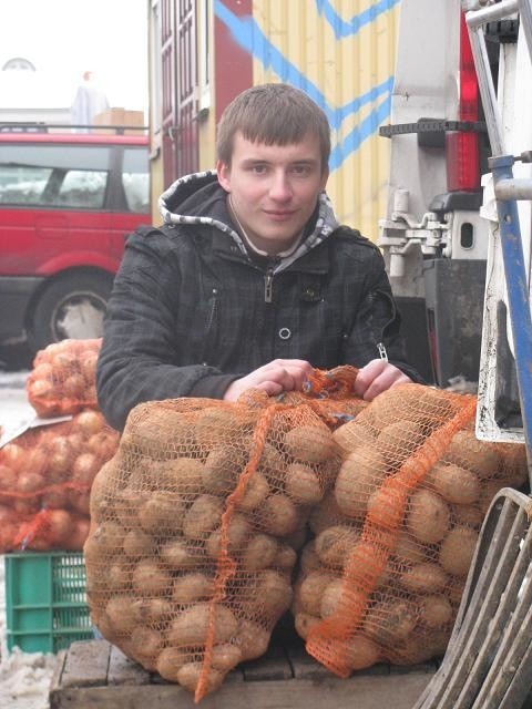 - W pierwszej kolejności trzeba wymienić tu nawierzchnię &#8211; mówi Jacek Rusiniak, który na targowisku miejskim sprzedaje ziemniaki.