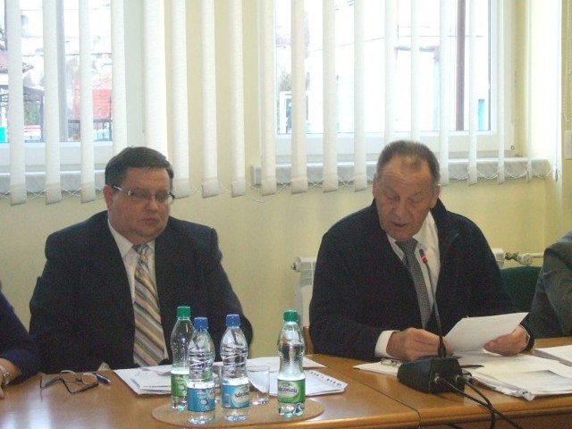 Radny Zbigniew Moskalewicz (z lewej) obawia się, że bez poprawek wzór sztandaru nie zostanie zaakceptowany. Zdaniem Wojciecha Kotasiaka (z prawej) nie ma potrzeby dokonywania zmian w herbie miasta.