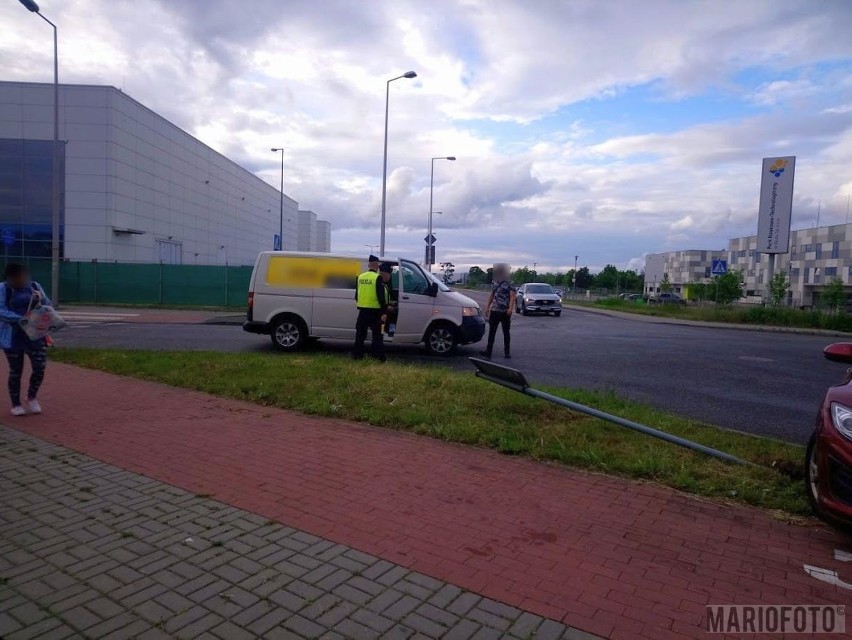 Kolizja przy Karolince w Opolu. Kierowca, który chciał pomóc jej uczestnikom, był kompletnie pijany