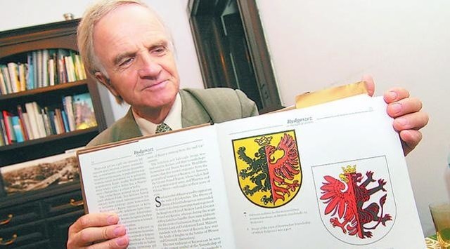 Jerzy Derenda pokazuje herb Kujaw w książce "Bydgoszcz w blasku symboli"