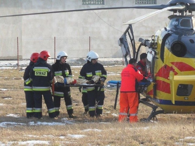 Strażacy przetransportowali jedną z 14-latek do śmigłowca, który zabrał ją do szpitala w Krakowie.