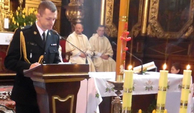 Fragmenty Pisma Świętego w skalbmierskiej kolegiacie czytał także Marcin Oziębło, kazimierski komendant powiatowy Państwowej Straży Pożarnej.