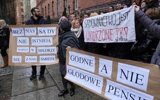 Pracownicy administracyjni sądów są zdeterminowani w swojej walce o podwyżki