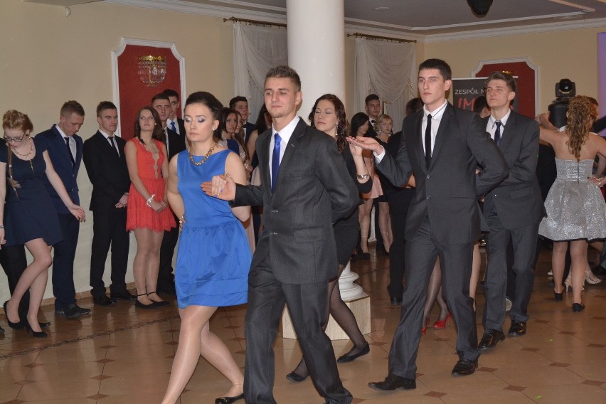 Studniówka 2015: III LO w Żorach. Uczniowie tańczyli poloneza z nauczycielami [ZDJĘCIA]