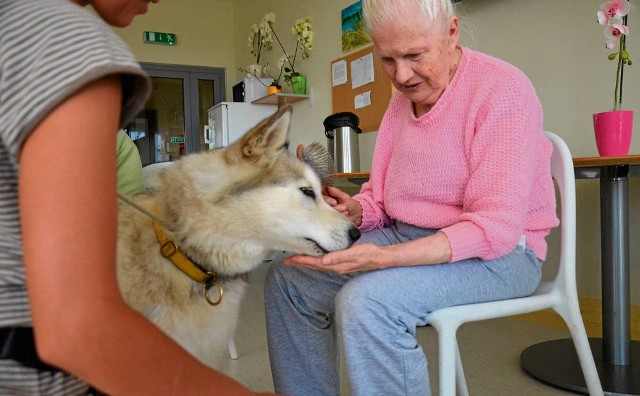 Kontakt ze zwierzęciem aktywizuje seniorów, skłania ich do mówienia i przywoływania wspomnień