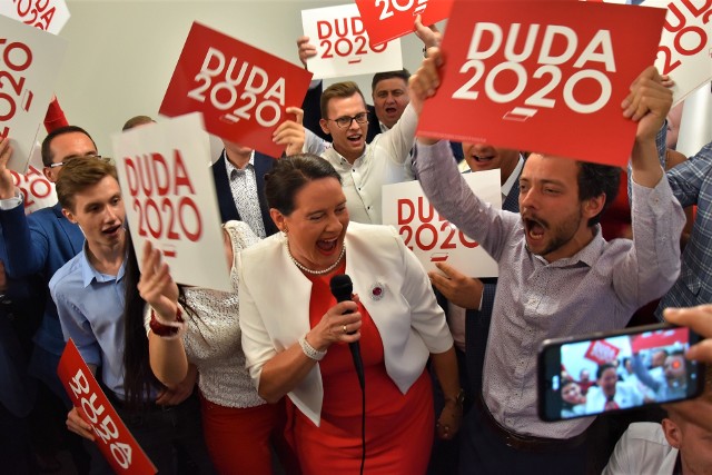 Wybory prezydenckie 2020. Radość w opolskim sztabie PiS po sondażowych wynikach głosowania w II turze.