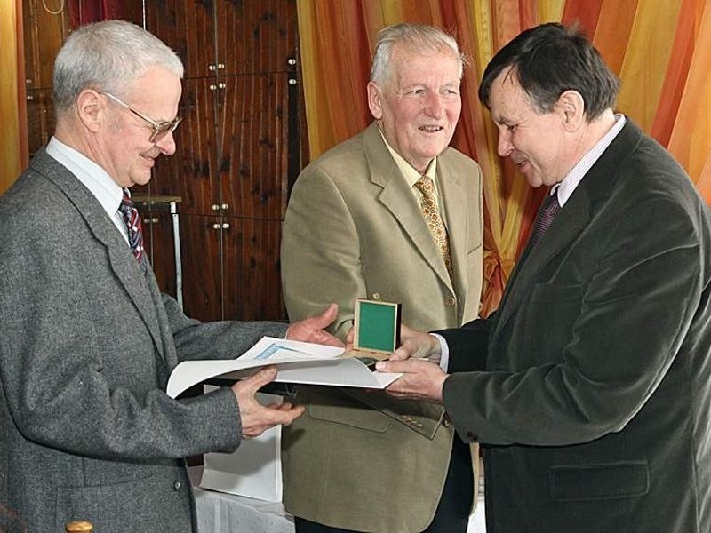 Janusz Megger ( z lewej) odbierał srebrny medal PTN z rąk...