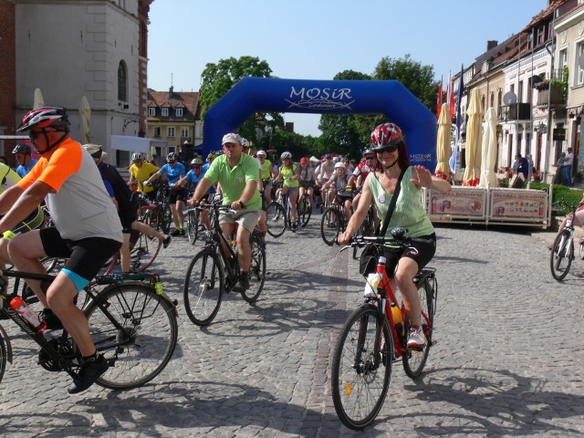 Ponad 350 uczestników wyruszyło na rowerach w sobotni poranek z sandomierskiej Starówki w drogę, w ramach X Sandomierskiego Rajdu Papieskiego.