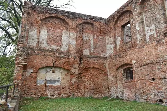 Mury Zamku Piastowskiego w Krośnie Odrzańskim wyglądają coraz gorzej. Zabytek się sypie, ale w końcu są pieniądze na jego remont.