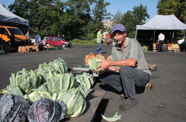 - Wystarczy kilka godzin i wystawione przeze mnie warzywa i owoce są sine od kurzu - narzeka Jarosław Osiński, który handluje na bazarze w Międzyrzeczu.