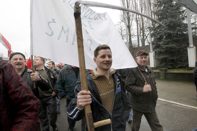 "Złodzieje, złodzieje!" - wołali rolnicy docierający pod urząd. Jeden z protestujących po dotarciu pod urząd wojewódzki usiadł na schodach, wyciągnął z plecaka drewniany pieniek, na którym wyklepał kosę i naostrzył ją.