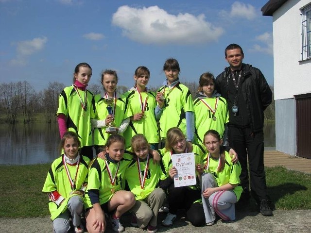 Zawodniczki z SP Olszewo-Borki wywalczyły zwycięstwo w składzie: Ewa Bakuła, Patrycja Mieczhnikowska, Ewelina Milewska, Natalia Linowska, Patrycja Olender, Anna Stepnowska, Aneta Dobrołęcka, Katarzyna Szczęsnowicz, Patrycja Białobrzewska, Karolina Wysocka.