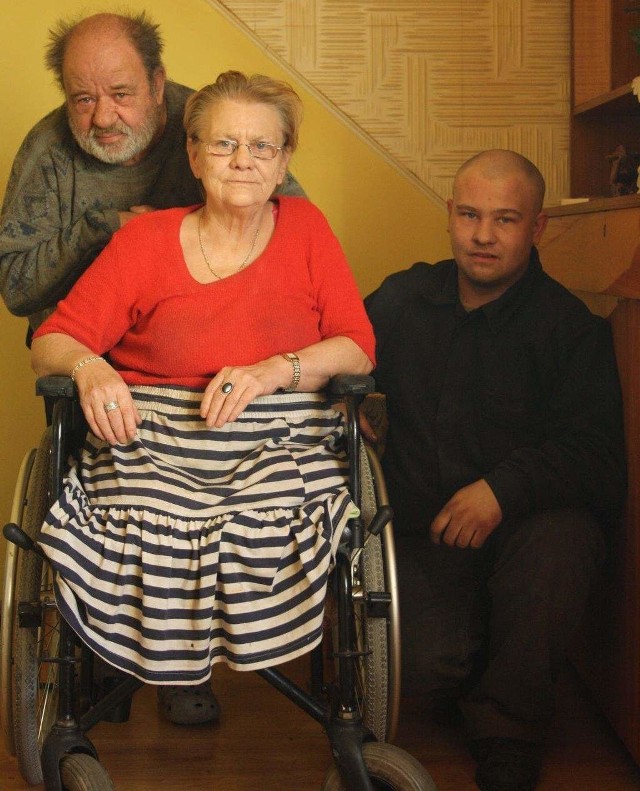 Pani Iwona Kucapska na wózku inwalidzkim, obok mąż Roman i syn Adam. Mieszkają na poddaszu domu w Tuszynach. Z pięknym widokiem na Zalew Koronowski.