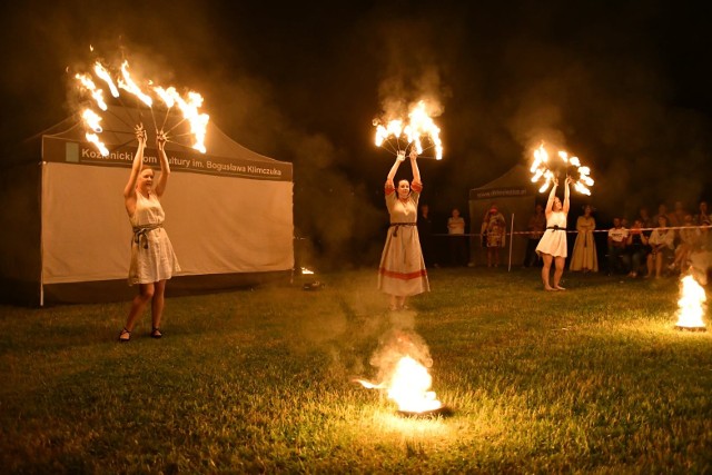 Koncert Karoliny Skrzyńskiej z zespołem, pokaz teatru ognia, gry, zabawy i konkursy dla dzieci, a przede wszystkim świetna frekwencja i wspaniała atmosfera. W sobotę, 19 czerwca, na nabrzeżu Jeziora Kozienickiego odbyła się kolejna edycja Nocy Świętojańskiej. Wydarzenie organizowane było przez Urząd Miasta i Gminy w Kozienicach oraz Kozienicki Dom Kultury imienia Bogusława Klimczuka.Impreza wystartowała punktualnie o godzinie 20. i trzeba zauważyć, że spotkała się z bardzo dużym zainteresowaniem. Jeszcze przed startem nabrzeże zaczęło wypełniać się ludźmi, kt&oacute;rzy od pierwszych minut bardzo aktywnie uczestniczyli w poszczeg&oacute;lnych atrakcjach, jakie przygotowaliśmy na ten wiecz&oacute;r.Wszystkich przybyłych powitała Halina Koryńska, instruktor Kozienickiego Domu Kultury, kt&oacute;ra opowiedziała - przede wszystkim najmłodszej części widowni - o tradycjach związanych z Nocą Świętojańską. Zaprosiła też do udziału w warsztatach oraz animacjach, jakie czekały na uczestnik&oacute;w. Dla małych i dużychWśr&oacute;d atrakcji przygotowanych na ten dzień nie mogło zabraknąć wyplatania wiank&oacute;w wraz z instruktorkami KDK. Były też warsztaty z rysowania pejzaży, malowanie na folii, wyścigi w workach, tańce w kręgu czy gry i zabawy średniowieczne. Ten ostatni blok poprowadzili członkowie Teatru Ognia &quot;AMATUM&quot;.Ciekawą ofertę przygotowali też członkowie grup artystycznych z Kozienickiego Domu Kultury. Władysława Barbara Drachal oraz J&oacute;zef i Krystyna Kondeja z Grupy Tw&oacute;rczej &quot;VENA&quot; poprowadzili warsztaty plastyczne &quot;Gazetowe wariacje&quot;, w trakcie kt&oacute;rych dzieci wykorzystywały prasę drukowaną do przygotowania własnych prac plastycznych.Z kolei Maria Komsta z Grupy Poetyckiej &quot;Erato&quot; opowiadała dzieciom legendę &quot;O pięknej Zagożdżonce i księciu Lachu&quot;. Był to tekst ze zbioru &quot;Baśnie i legendy Ziemi Radomskiej&quot; Zenona Gierały. Dzieci uważnie słuchały legendy, ponieważ po jej zakończeniu odbył się konkurs wiedzy z nagrodami. Najmłodsi okazali się uważnymi słuchaczami, a za poprawne odpowiedzi odbierali nagrody z rąk Dyrektor Kozienickiego Domu Kultury Elwiry Kozłowskiej.Tradycyjne konkursyJak podczas każdej edycji imprezy, tak i tym razem nie zabrakło dw&oacute;ch tradycyjnych konkurs&oacute;w &ndash; na najpiękniejszy wianek oraz str&oacute;j, nawiązujący do tego święta. Oceny wiank&oacute;w i stroj&oacute;w dokonało jury, w skład kt&oacute;rego weszli: dyrektor KDK Elwira Kozłowska, członkowie GT &quot;Vena&quot; oraz troje przedstawicieli publiczności. Wyb&oacute;r był bardzo trudny, ale ostatecznie nagrodzono kilkanaście młodych uczestniczek.Koncertowa mocPrzy okazji Nocy Świętojańskiej nie mogło zabraknąć energetycznego koncertu. W sobotę dla kozieniczan wystąpiła Karolina Skrzyńska z zespołem i dosłownie zaczarowała publiczność. Karolina Skrzyńska jest wokalistką, autorką muzyki i tekst&oacute;w, wielokrotnie nagradzaną na najważniejszych festiwalach w Polsce. Jej autorska muzyka czerpie gł&oacute;wnie z tradycji polskiej, ale z folkloru innych europejskich kraj&oacute;w. To folk, podany w bardzo przyjemny dla ucha, wsp&oacute;łczesny spos&oacute;b. Porusza, hipnotyzuje, skłania do refleksji, cieszy zmysły. W każdym kolejnym dźwięku można wyczuć nie tylko pozytywną energię, ale r&oacute;wnież naturę, kt&oacute;ra w tw&oacute;rczości Skrzyńskiej zdaje się wręcz namacalna. Artystce w sobotę na scenie towarzyszyli: Bart Pałyga - wiolonczela elektryczna, tarhu, fidel, Marta Maślanka - cymbały, santur, Hubert Giziewski - akordeon, Wojciech Lubertowicz - bębny obręczowe, duduk, cajon, perkusjonalia oraz Magdalena Pamuła - wokal.Po ich wspaniałym koncercie przyszła pora na tradycyjny obrzęd puszczania wiank&oacute;w.Płomienny finałOd wielu lat naszą imprezę wieńczą pokazy tańca z ogniem. Tak było i tym razem. Aktorzy z Teatru Ognia &quot;AMATUM&quot; dali gorące show z użyciem najr&oacute;żniejszych płomiennych gadżet&oacute;w i rozpalili naszą publiczność do czerwoności. Było gorąco i klimatycznie!