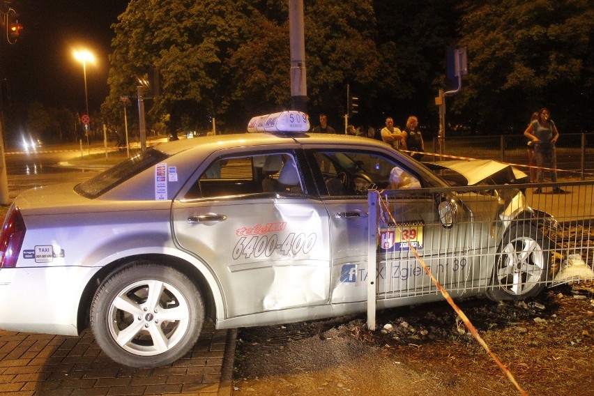 Wypadek na Zgierskiej. Taksówka zderzyła się z autem firmy ochroniarskiej [ZDJĘCIA+FILM]