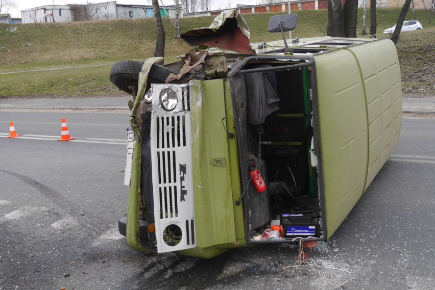 Dwie osoby ranne w wypadku vw i żuka