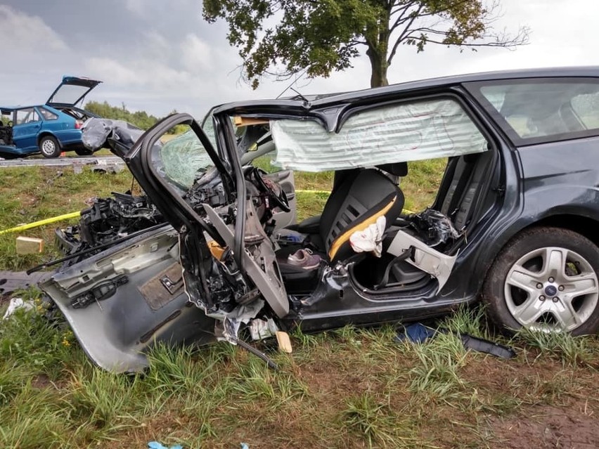 Wypadek z udziałem poloneza pod Głogowem. Są ciężko ranni (ZDJĘCIA)