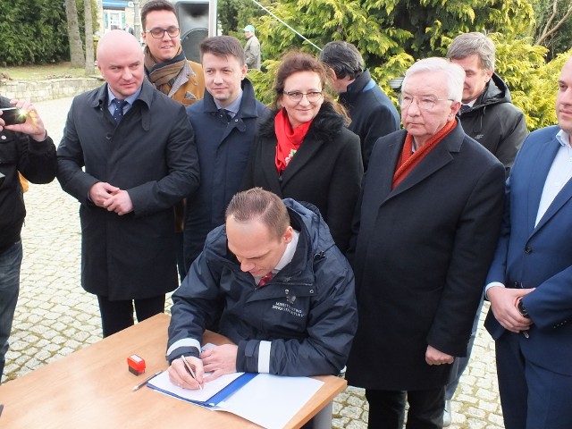 Łukasz Weber, wiceminister infrastruktury, podpisuje program budowy obwodnicy Wąchock