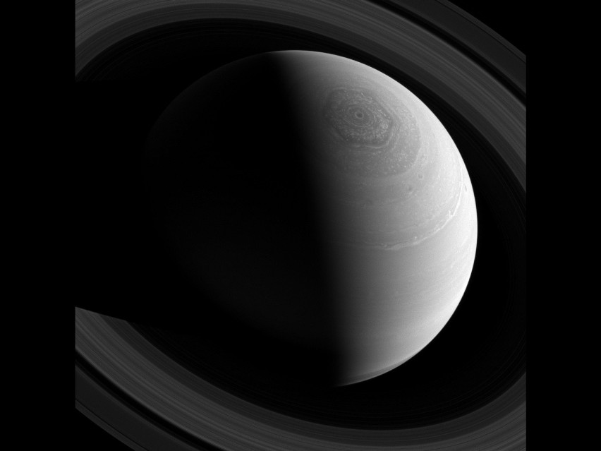 Saturn ma dziewięć pierścieni, które otaczają planetę....