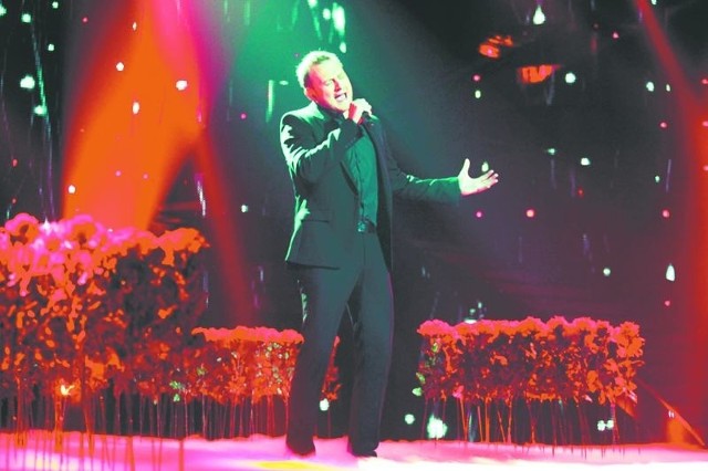 Piotr Karpienia podczas finału programu Mam Talent zaśpiewał balladę "Kiss from a rose&#8220; Seala. Był w garniturze, bez nieodłącznej gitary. Nie wszystkim to się podobało. Ale i tak zajął drugie miejsce i zgarnął 50 tys. zł.