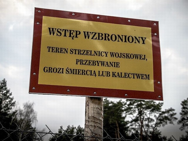 Wojskowi ostrzegają grzybiarzy przed wchodzeniem na poligon w okolicach Wędrzyna.