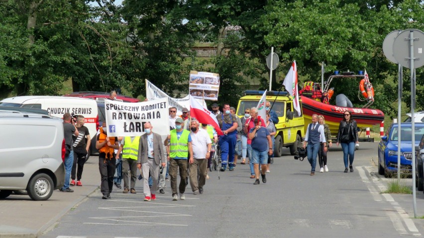 Protest pod biurowcem Grupy Azoty w Policach. Społecznicy wyszli w obronie Łarpi. ZDJĘCIA i WIDEO – 15.06.2021