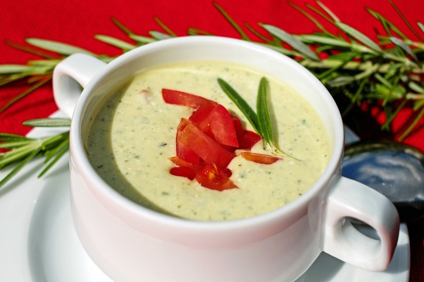 Tradycyjnie przyrządzane kremowe zupy, takie jak krem ​​z...