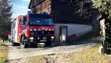Po groźnym wypadku cieżarówki groźny pożar domu. Trudne akcje strażaków we wsi Łęki