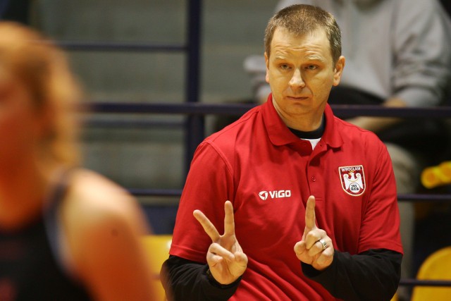 Ślęza Wrocław jest dla Radosława Czerniaka pierwszym żeńskim zespołem w karierze trenerskiej. W przeszłości sam grał w koszykówkę