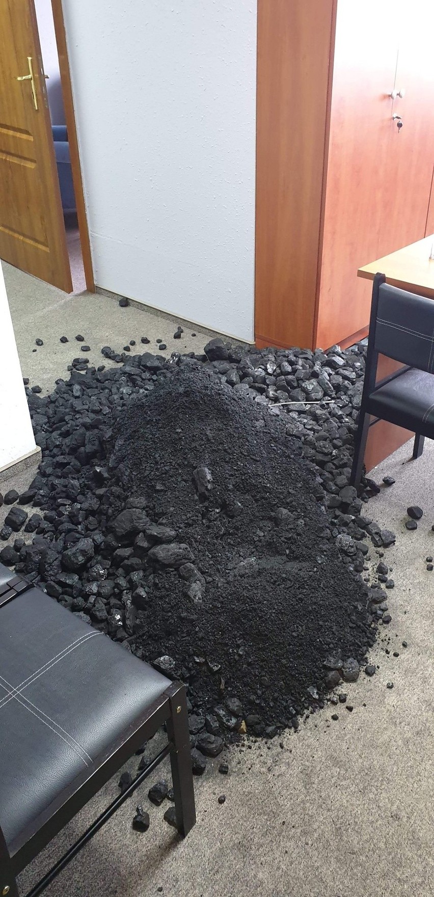 Zwały węgla w biurach poselskich na Śląsku. Górnicy...