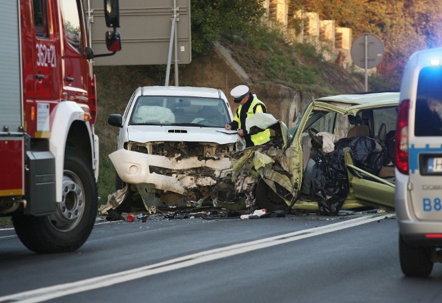 Niekiedy przyczyną wypadku jest nieuwaga, roztargnienie, przypadek, ale do bardzo wielu tragedii doprowadza świadome łamanie przepisów przez kierowców