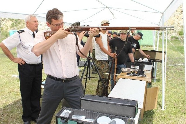 Na zakończenie Pikniku, broń oddano w ręce VIP-ów i klasyfikacji zespołowej najcelniej strzelała reprezentacja powiatu buskiego.