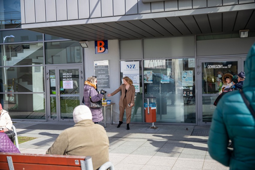 W Białostockim Centrum Onkologii zakaz odwiedzin i wstępna kwalifikacja pacjenta. Szpital częstował herbatą! (ZDJĘCIA)