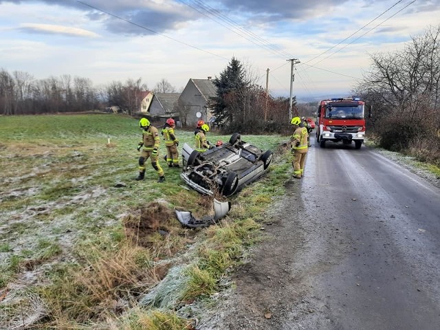 Na drodze gminnej w Trąbkach zderzyły się czołowo dwa samochody osobowe. Poszkodowane zostały trzy osoby, w tym dwoje małych dzieci