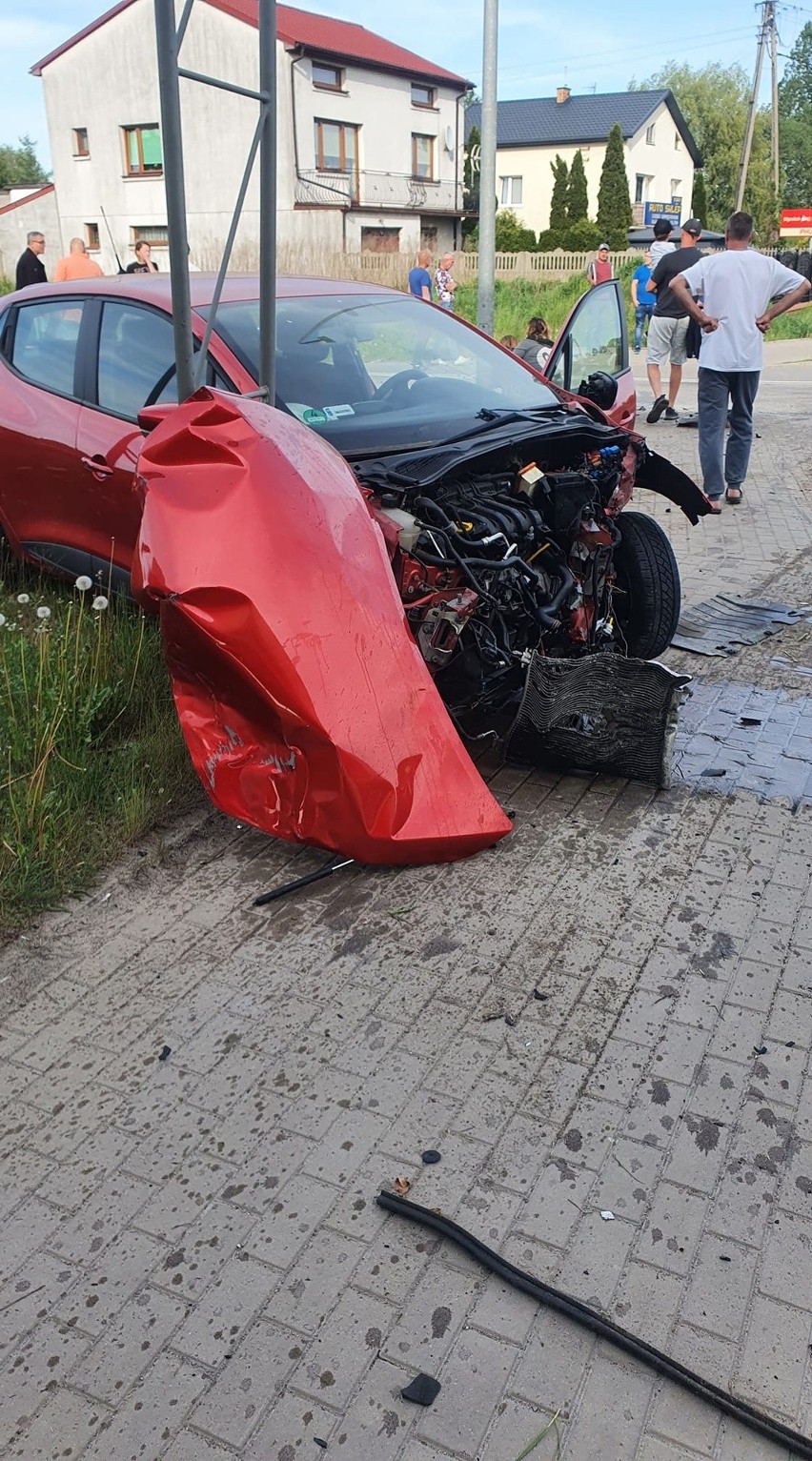 Wypadek w Mleczkowie pod Radomiem. Zderzyły się dwa samochody osobowe, dwie osoby zostały ranne
