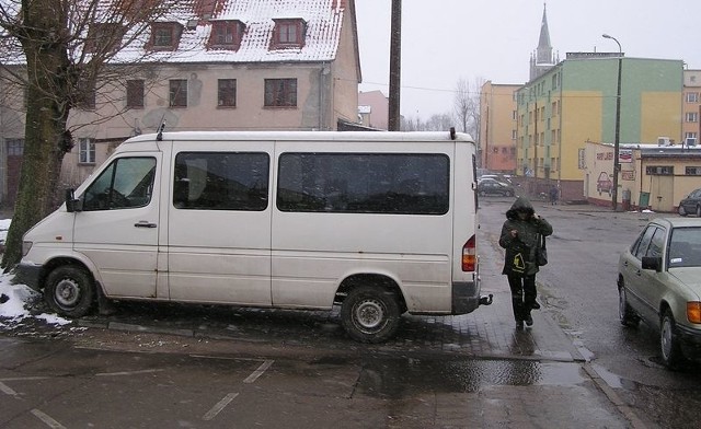 Bus przy ulicy Szerokiej w Bytowie parkuje częściowo na chodniku.