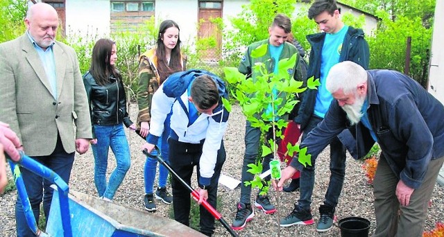 Międzynarodowa wymiana młodzieży Zbludowice-Szigetszentmiklos trwa od 2009 roku. Została „scementowana” - posadzeniem drzewka przyjaźni polsko-węgierskiej  na placu przed naszą szkołą.