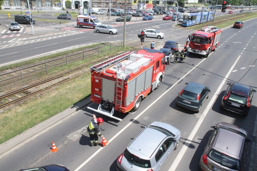 Wypadek na Legnickiej. Kobieta jadąca mini cooperem nie miała ubezpieczenia OC [ZDJĘCIA]
